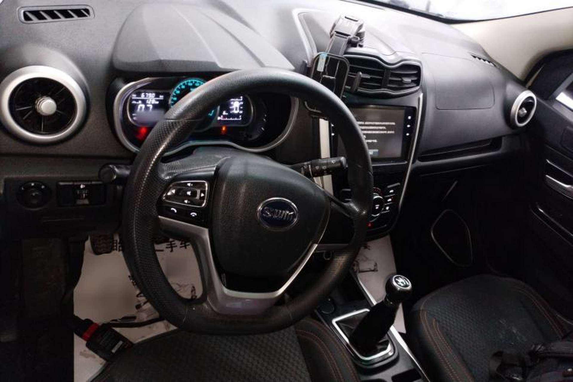 Used SWM X3 2020 1.5L Manual Value Edition 7 Seats Center Console