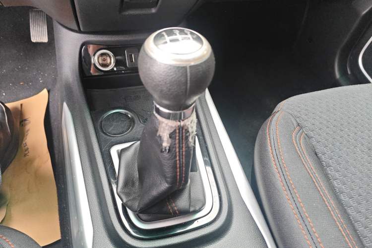 Used SWM X3 2020 1.5L Manual Value Edition 7 Seats Gear Lever