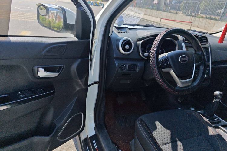 Used SWM X3 2020 1.5L Manual Value Edition 7 Seats Interior 2