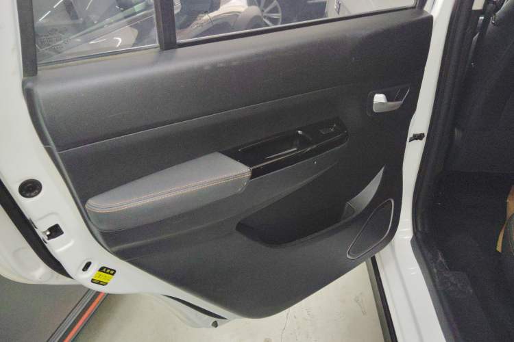 Used SWM X3 2020 1.5L Manual Value Edition 7 Seats Interior 8