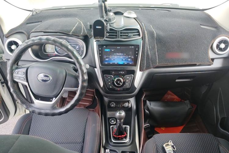 Used SWM X3 2021 1.5L Manual Comfort Version 7 Seats Center Console