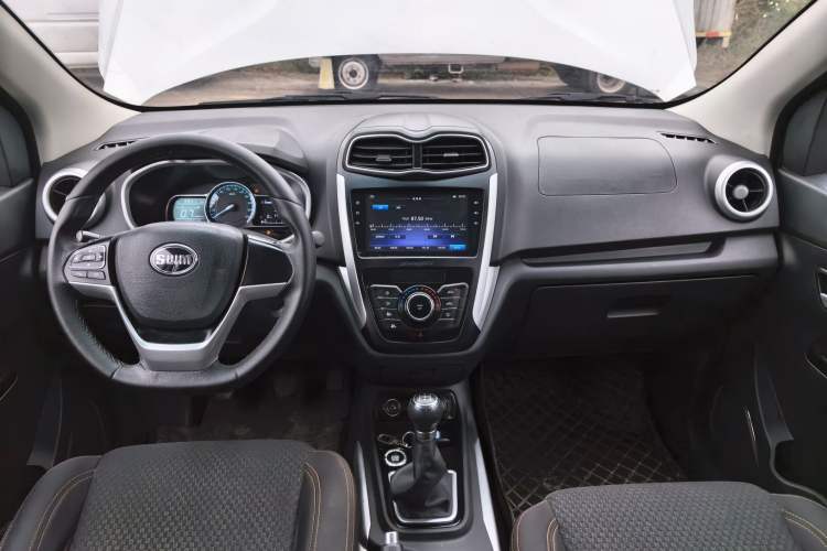 Used SWM X3 2021 1.5L Manual Comfort Version 7 Seats Center Console