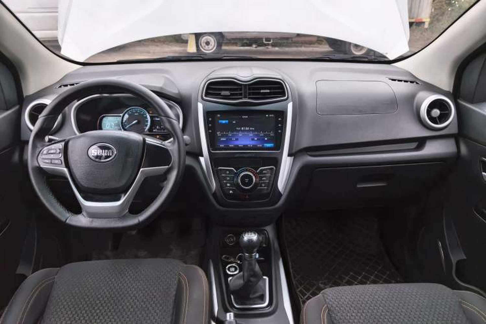 Used SWM X3 2021 1.5L Manual Comfort Version 7 Seats Center Console