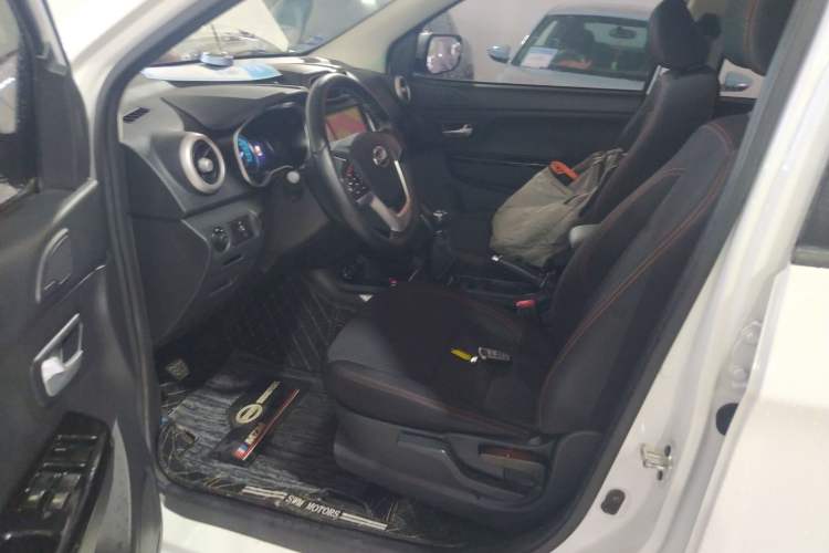 Used SWM X3 2021 1.5L Manual Comfort Version 7 Seats Driver Seat