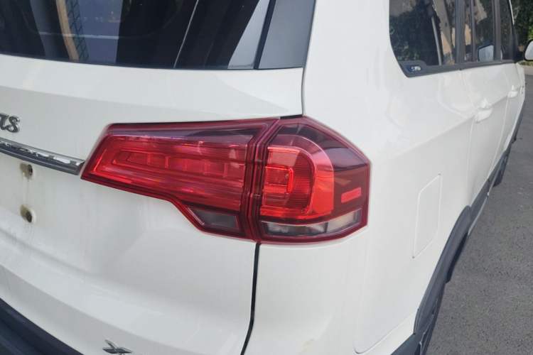 Used SWM X3 2021 1.5L Manual Comfort Version 7 Seats Exterior 3