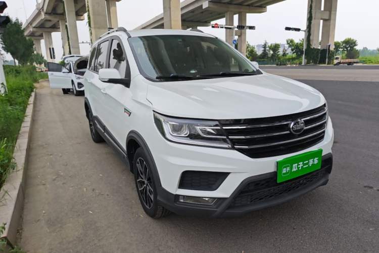 Used SWM X3 2021 1.5L Manual Comfort Version 7 Seats Front Right 45 Deg