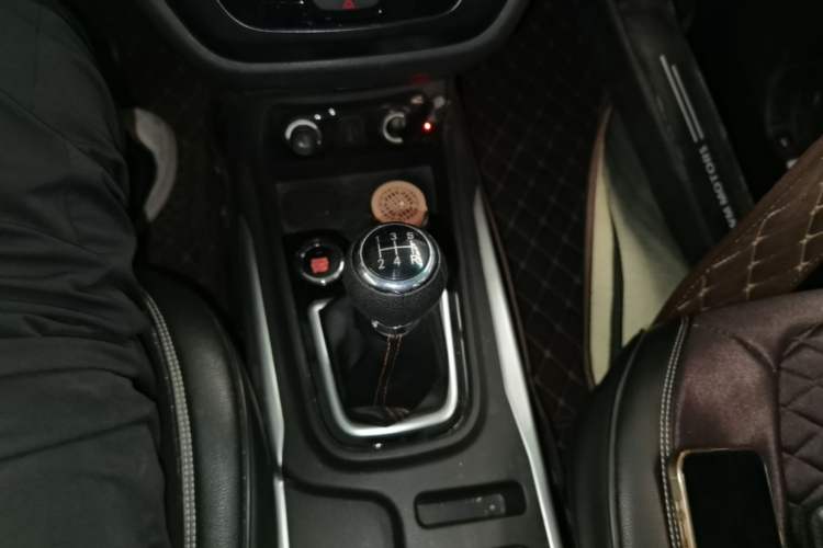 Used SWM X3 2021 1.5L Manual Comfort Version 7 Seats Gear Lever