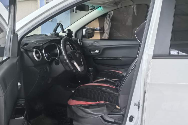Used SWM X3 2021 1.5L Manual Comfort Version 7 Seats Interior 2