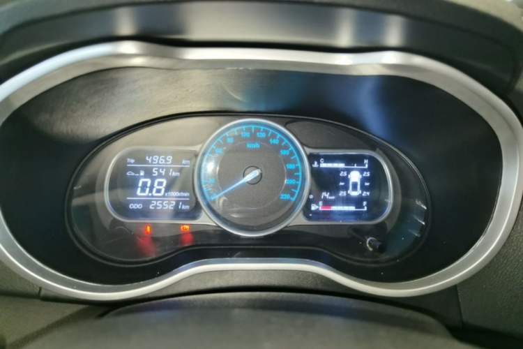 Used SWM X3 2021 1.5L Manual Comfort Version 7 Seats Odometer Close Up