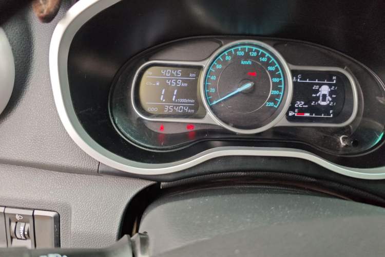 Used SWM X3 2021 1.5L Manual Comfort Version 7 Seats Odometer Close Up