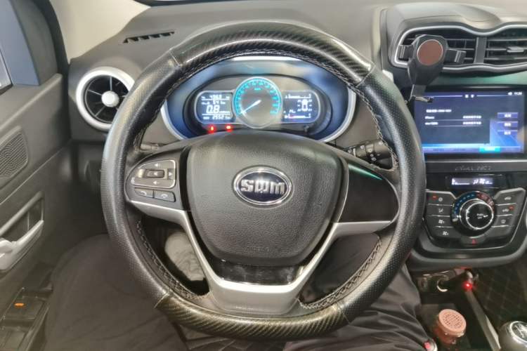 Used SWM X3 2021 1.5L Manual Comfort Version 7 Seats Steering Wheel