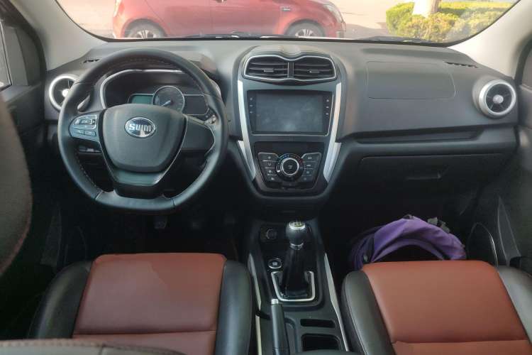 Used SWM X3 2022 1.5L Manual Comfort Edition Center Console