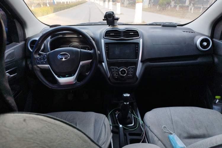 Used SWM X3 2022 1.5L Manual Comfort Edition Center Console