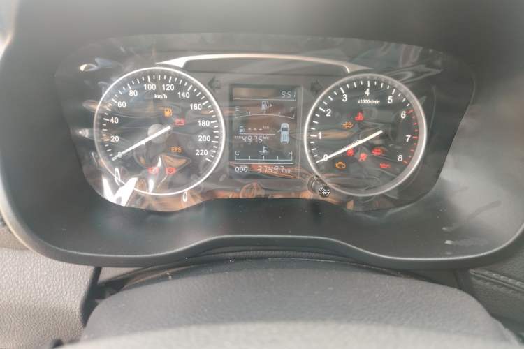 Used SWM X7 2020 2.0L Manual Elite Version 7 Seats Odometer Close Up