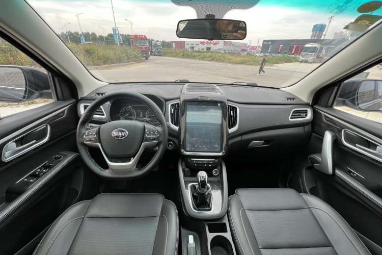 Used SWM X7 2016 1.8L Manual Luxury Edition 7 Seats Center Console