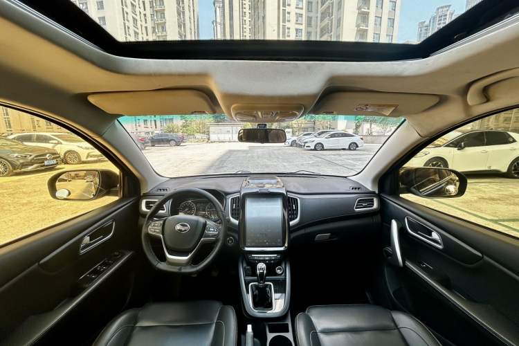Used SWM X7 2016 1.5T Manual Luxury Edition 7 Seats Center Console
