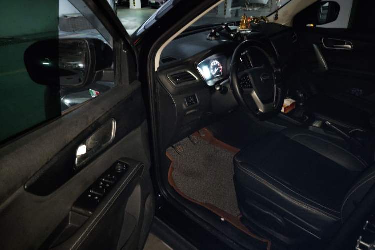 Used SWM X7 2016 1.8L Manual Luxury Edition 7 Seats Driver Seat