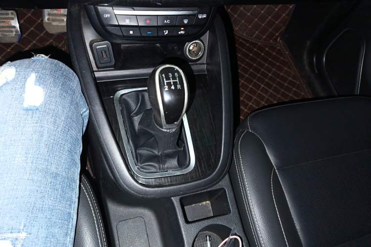Used SWM X7 2016 1.5T Manual Luxury Edition 7 Seats Gear Lever