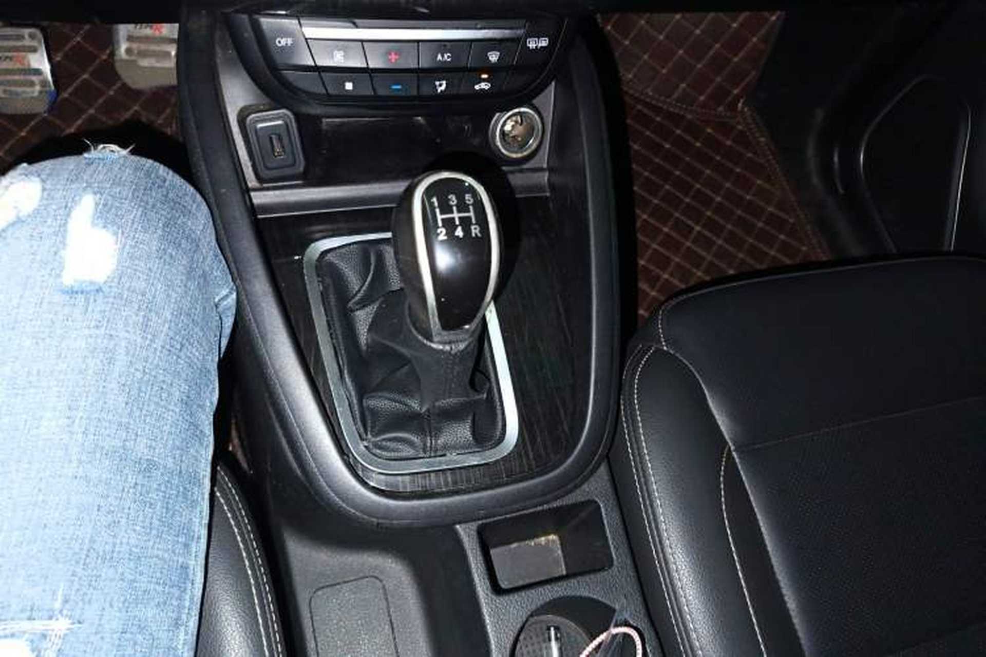 Used SWM X7 2016 1.5T Manual Luxury Edition 7 Seats Gear Lever