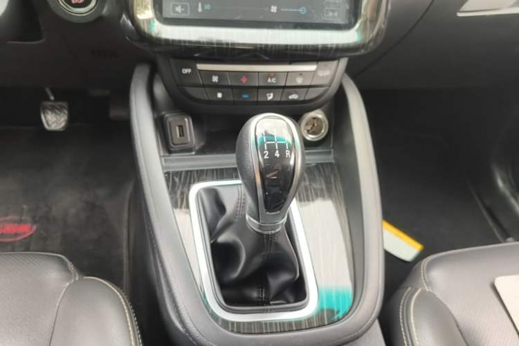 Used SWM X7 2016 1.5T Manual Luxury Edition 7 Seats Gear Lever