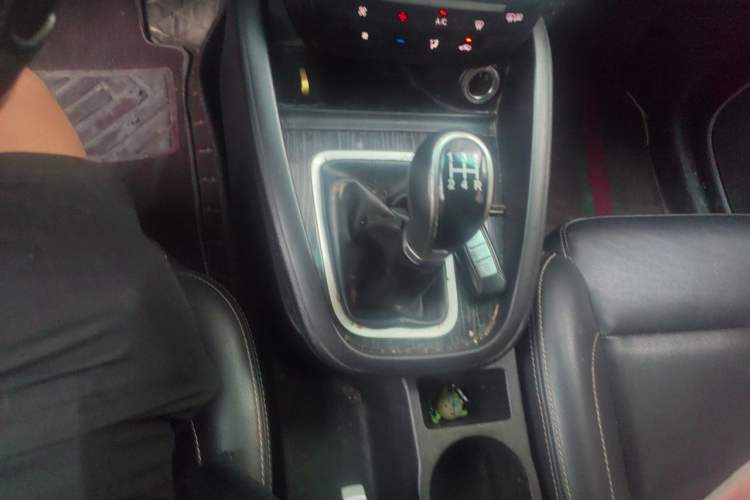 Used SWM X7 2016 1.8L Manual Luxury Edition 7 Seats Gear Lever