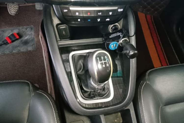 Used SWM X7 2016 1.5T Manual Luxury Edition 7 Seats Gear Lever
