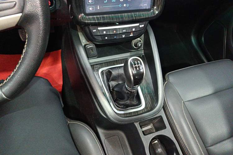 Used SWM X7 2016 1.5T Manual Luxury Edition 7 Seats Gear Lever