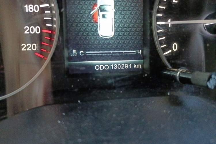 Used SWM X7 2016 1.8L Manual Luxury Edition 7 Seats Odometer Close Up