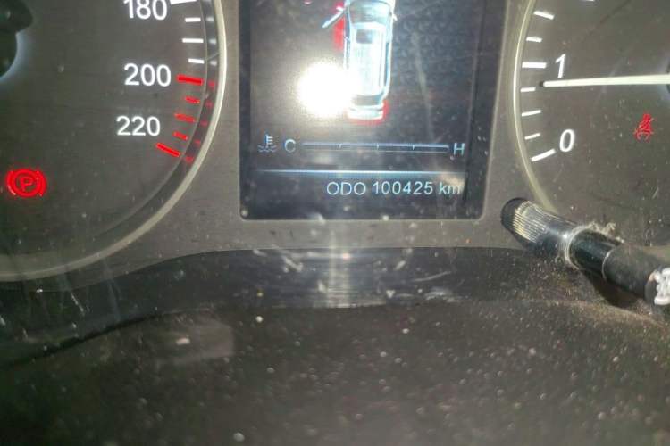 Used SWM X7 2016 1.8L Manual Luxury Edition 7 Seats Odometer Close Up