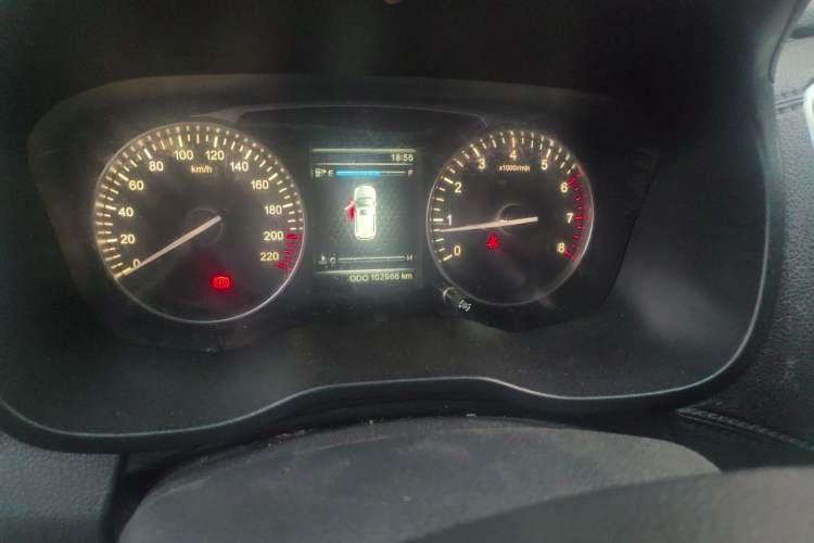 Used SWM X7 2016 1.8L Manual Luxury Edition 7 Seats Odometer Close Up