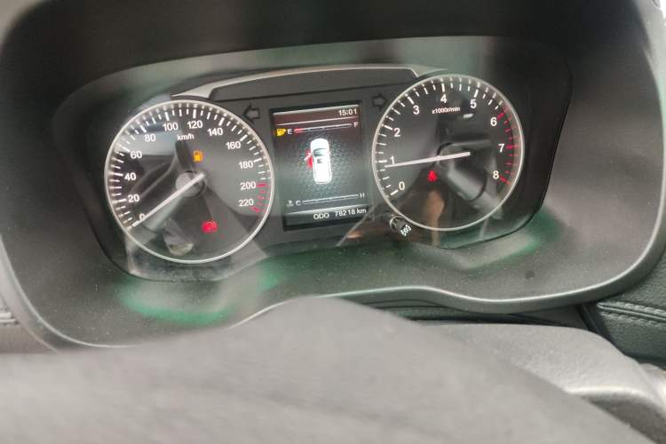 Used SWM X7 2016 1.8L Manual Luxury Edition 7 Seats Odometer Close Up