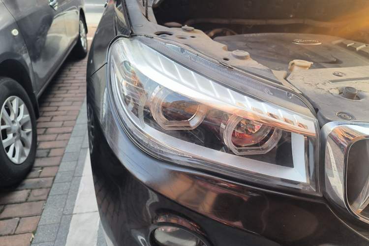 Used SWM X7 2016 1.8L Manual Luxury Edition 7 Seats Right Front Headlight