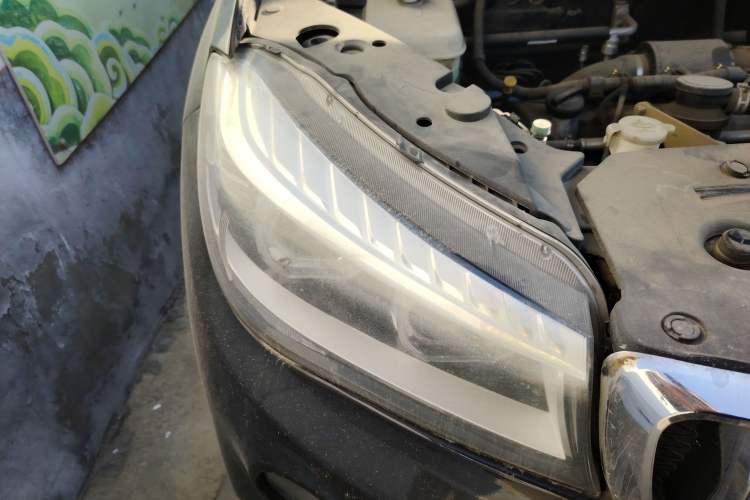 Used SWM X7 2016 1.5T Manual Luxury Edition 7 Seats Right Front Headlight