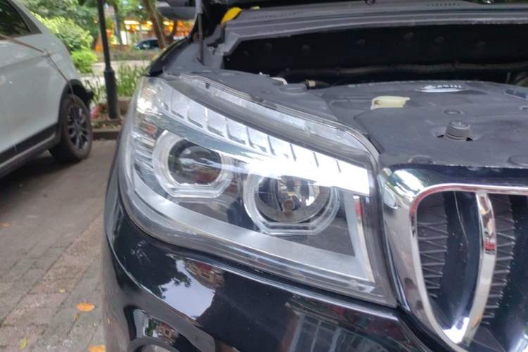 Used SWM X7 2016 1.8L Manual Luxury Edition 7 Seats Right Front Headlight