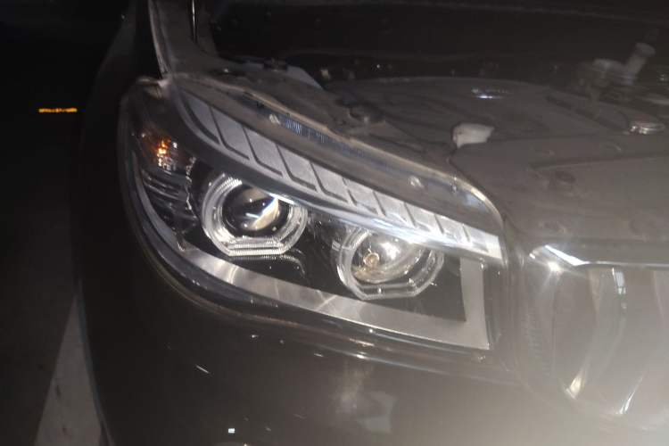 Used SWM X7 2016 1.8L Manual Luxury Edition 7 Seats Right Front Headlight
