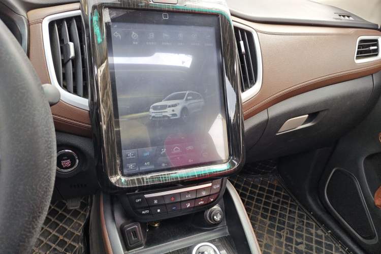 Used SWM X7 2016 1.5T Manual Prestige Version 7 Seats Audio And AC Panel