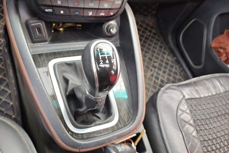Used SWM X7 2016 1.5T Manual Prestige Version 7 Seats Gear Lever