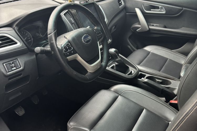 Used SWM X7 2016 1.8L Manual Luxury Edition 7 Seats Interior 2