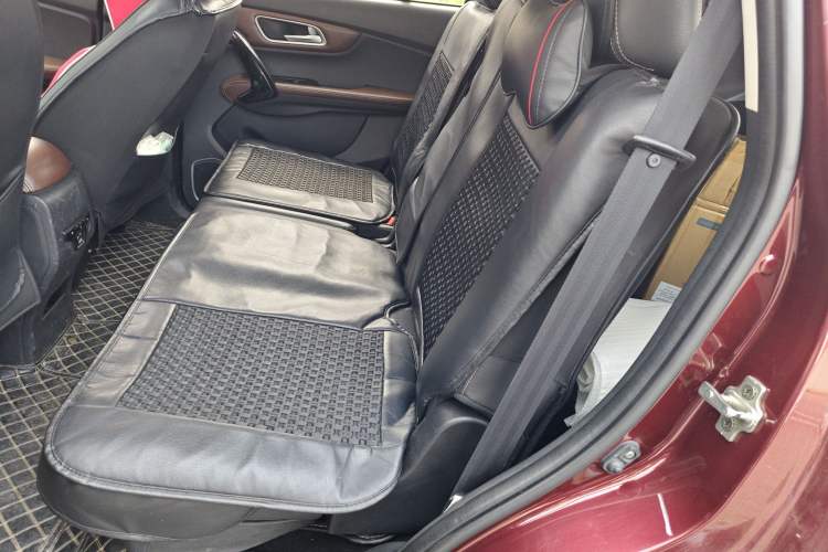 Used SWM X7 2016 1.5T Manual Prestige Version 7 Seats Left Rear Seat
