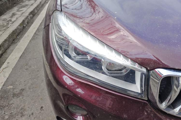 Used SWM X7 2016 1.5T Manual Prestige Version 7 Seats Right Front Headlight