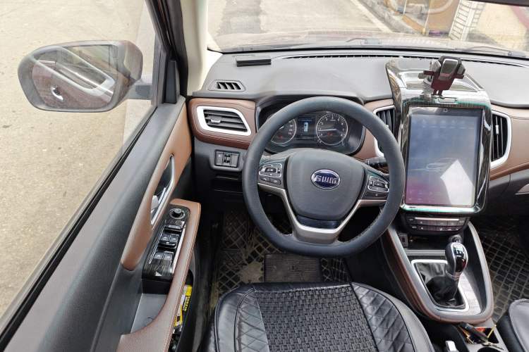 Used SWM X7 2016 1.5T Manual Prestige Version 7 Seats Steering Wheel