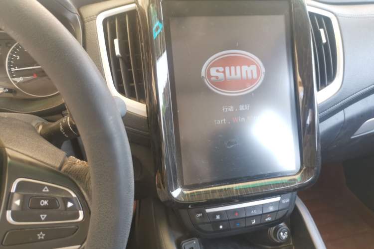 Used SWM X7 2016 1.5T Manual Luxury Edition 7 Seats Audio And AC Panel