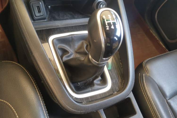 Used SWM X7 2016 1.5T Manual Luxury Edition 7 Seats Gear Lever