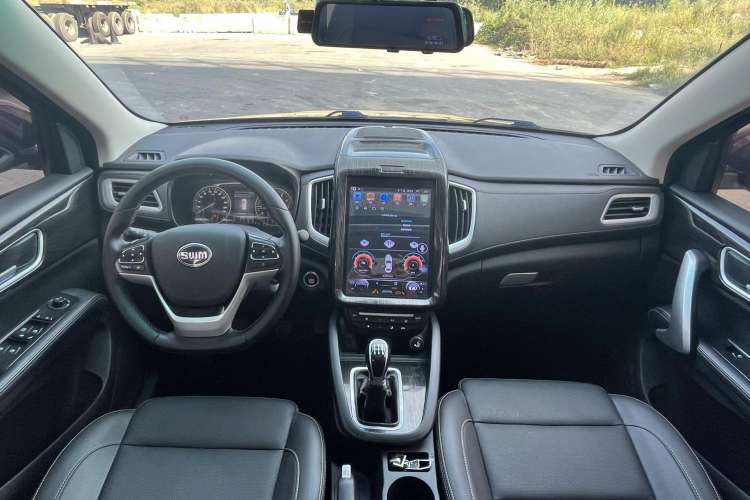 Used SWM X7 2016 1.8L Manual Luxury Edition 7 Seats Center Console