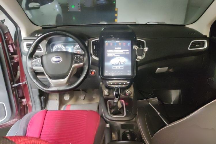 Used SWM X7 2016 1.8L Manual Luxury Edition 7 Seats Center Console