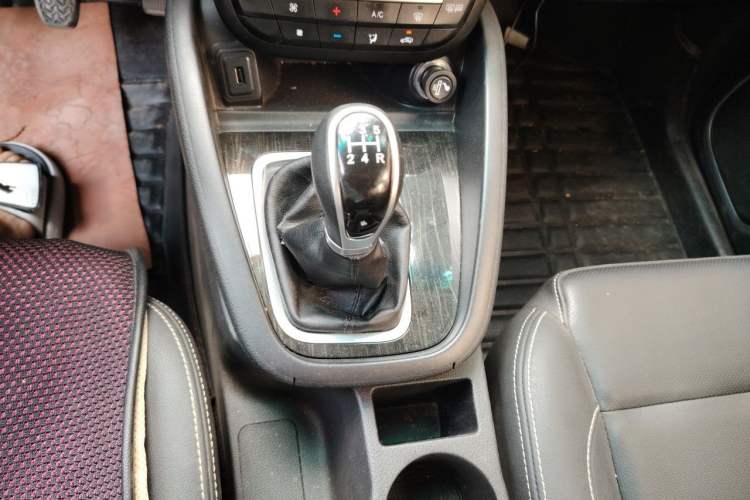 Used SWM X7 2016 1.8L Manual Luxury Edition 7 Seats Gear Lever