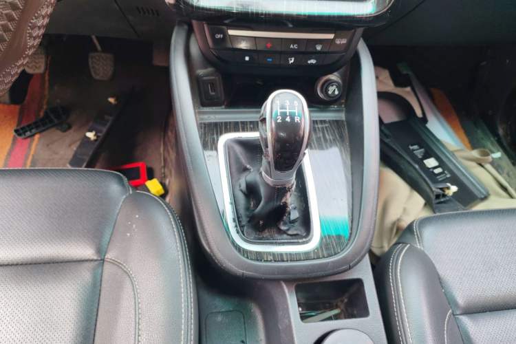 Used SWM X7 2016 1.5T Manual Luxury Edition 7 Seats Gear Lever