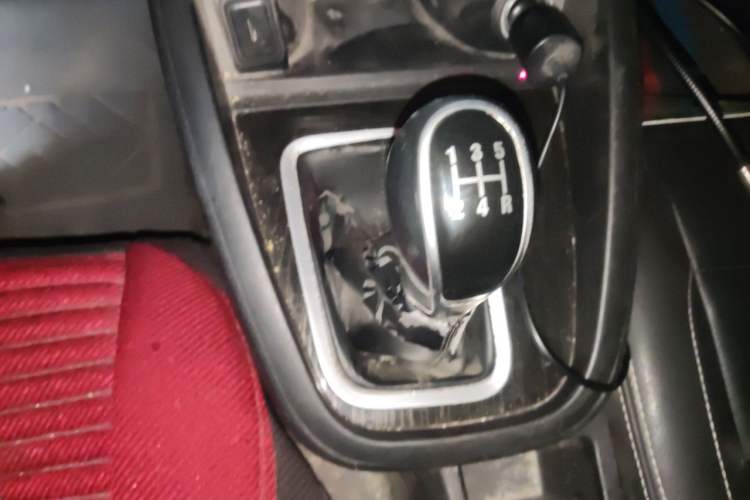 Used SWM X7 2016 1.8L Manual Luxury Edition 7 Seats Gear Lever