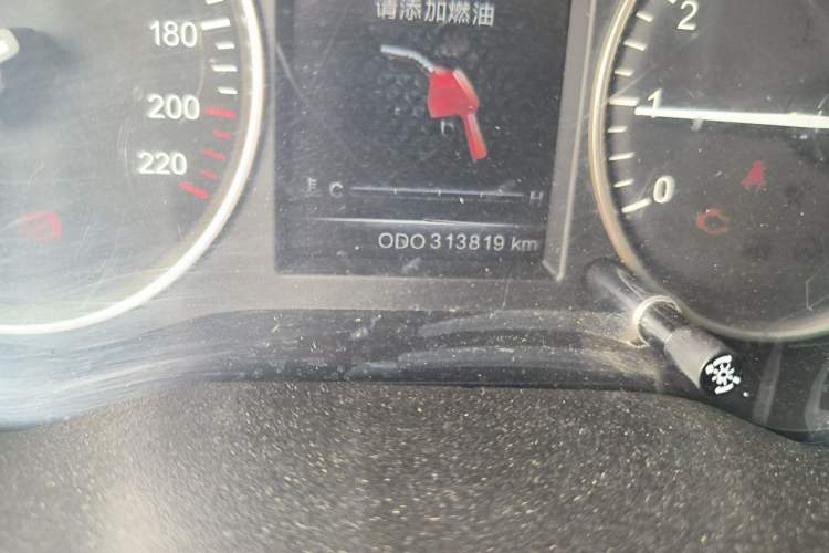 Used SWM X7 2016 1.5T Manual Luxury Edition 7 Seats Odometer Close Up
