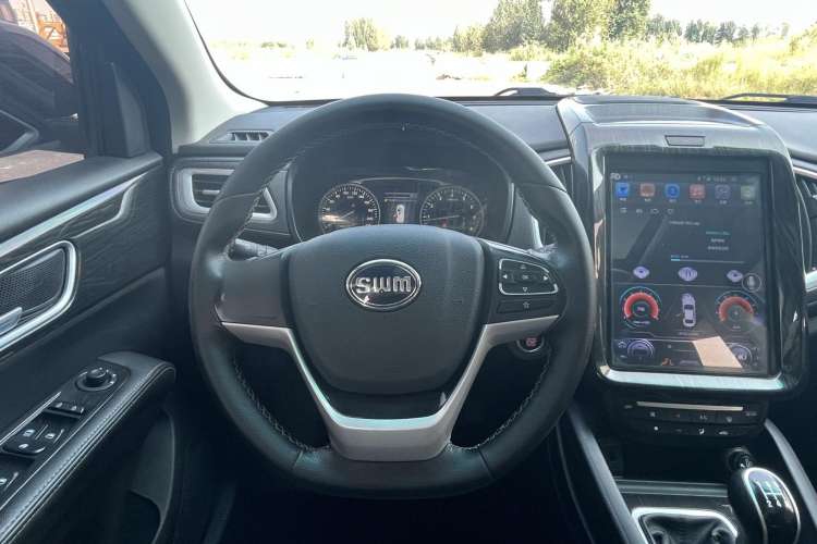 Used SWM X7 2016 1.8L Manual Luxury Edition 7 Seats Steering Wheel